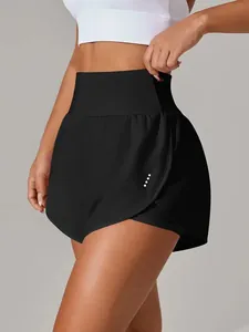 Dettaglio dei pantaloncini da yoga neri a vita alta con design a due strati