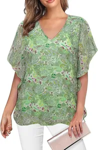 Model draagt een groene paisley print blouse met V-hals, volantmouwen en gouden clutch