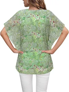 Achteraanzicht van een groene chiffon blouse met paisley print en vrouwelijke ruches