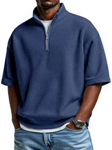 Vue détaillée du polo décontracté bleu marine en maille gaufrée avec demi-zip pour hommes