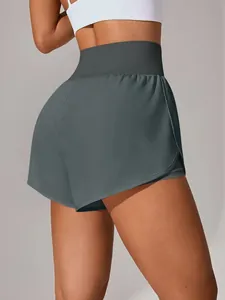 Dettaglio posteriore di pantaloncini da yoga grigi a doppio strato a vita alta traspiranti