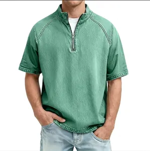 Λεπτομερής υφή του ανδρικού vintage πλυμένου πράσινου βαμβακερού polo με φερμουάρ