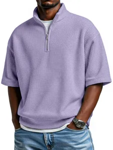 Vue détaillée de la texture maille gaufrée sur un polo violet à demi-zip pour homme