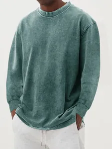 Gedetailleerd aanzicht van de vintage gewassen textuur van dit heren T-shirt van katoen