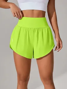 Vista frontale di pantaloncini sportivi a vita alta verde lime ad asciugatura rapida