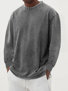Detailopname van vintage grijs heren t-shirt met lange mouwen, losse pasvorm van katoen.