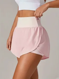 Primo piano di pantaloncini sportivi da yoga 2 in 1 rosa a vita alta e traspiranti da donna