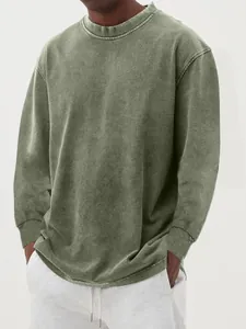 Close-up detail van een vintage legergroen gewassen katoenen T-shirt met lange mouwen