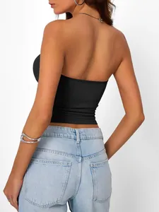 Vue arrière détaillée d'un haut bustier noir moulant porté avec un jean bleu clair.