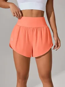 Dettaglio degli shorts sportivi 2-in-1 a vita alta ad asciugatura rapida in corallo