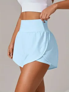 Dettaglio dei pantaloncini sportivi azzurri a vita alta 2 in 1 ad asciugatura rapida