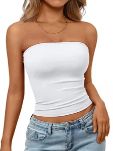 Gros plan d'un haut bustier blanc sans bretelles en tissu extensible et coupe ajustée