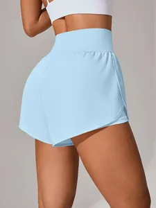 Dettaglio di pantaloncini da yoga azzurri a vita alta con design a doppio strato per donna.