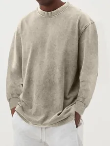 Detail van oversized heren sweatshirt met ronde hals en vintage gewassen textuur