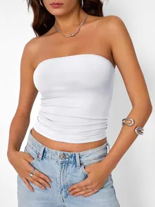 Gros plan d'un haut bustier blanc porté avec un jean et des accessoires en argent