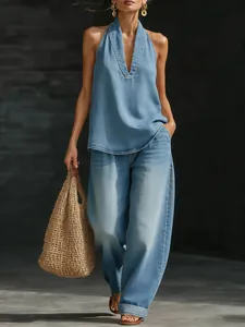 Mannequin portant un ensemble d'été en denim délavé avec haut dos nu et pantalon large.