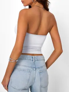 Vue arrière d'un haut tube blanc sans bretelles avec un jean en denim bleu clair.
