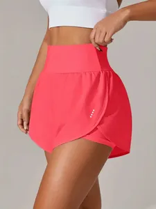 Dettaglio dei pantaloncini sportivi rosa a vita alta con design a doppio strato.