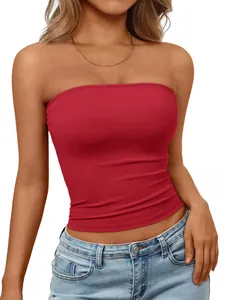 Gros plan d'un haut bandeau rouge sans bretelles pour femme, coupe ajustée et extensible.