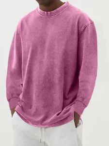 Detailopname van een vintage heren-T-shirt met lange mouwen van katoen en acid-wash