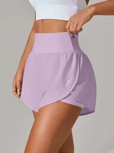 Dettaglio dei pantaloncini sportivi a vita alta lavanda con design 2 in 1 traspirante