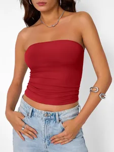 Vue détaillée d'un haut bustier rouge pour femme, parfait pour les styles de mode estivale