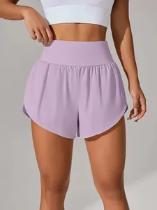 Vista frontale dei pantaloncini sportivi viola a vita alta con design a doppio strato