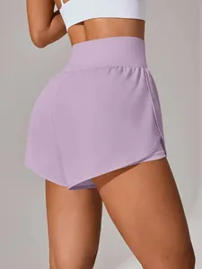 Vista posteriore di pantaloncini sportivi viola a vita alta design 2 in 1
