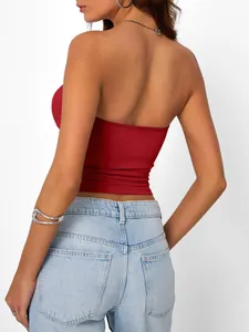Vue arrière d'un haut bustier rouge moulant porté avec un jean bleu clair.