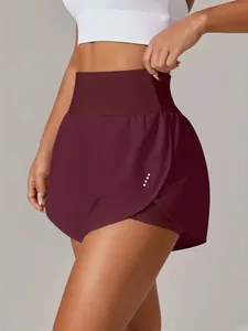 Dettaglio degli shorts sportivi 2-in-1 bordeaux a vita alta in tessuto traspirante.