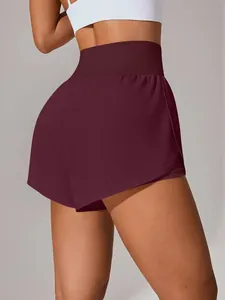 Vista posteriore di pantaloncini sportivi yoga 2 in 1 bordeaux a vita alta asciugatura rapida