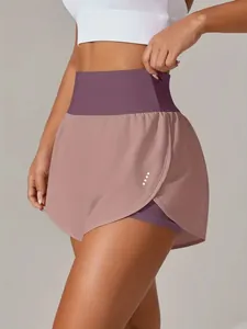 Dettaglio di pantaloncini sportivi 2 in 1 a vita alta in tessuto traspirante rapido