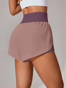 Vista laterale di pantaloncini sportivi 2 in 1 a vita alta ad asciugatura rapida
