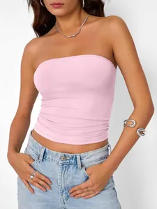 Détail d'un haut bustier rose tendre sur un mannequin, soulignant la coupe et la texture.
