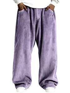 Détail du pantalon en velours côtelé violet à jambes larges montrant texture et coupe