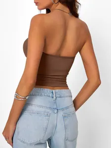 Vue arrière d'un haut bandeau marron associé à un jean bleu clair pour un look d'été.