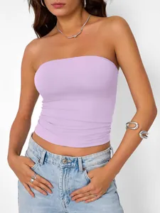 Vue détaillée d'un haut bustier violet lavande moulant porté avec un jean en denim.
