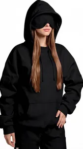 Detalle de sudadera negra para mujer con antifaz integrado para viajes en avión y modo