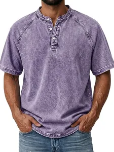 Vista detallada de una camiseta Henley para hombre en un color púrpura desgastado