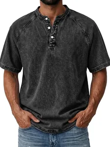Vista detallada de la camiseta Henley negra lavada vintage para hombre con botones