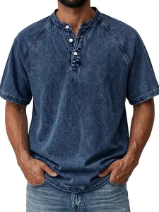 Primer plano de camisa Henley azul lavada con tapeta de tres botones y textura desgastada.