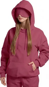 Detalle de sudadera con capucha rosa para mujer con máscara de ojos integrada