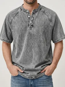 Detalle de una camiseta Henley gris con lavado vintage para hombre y solapa de botones