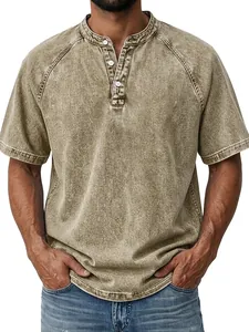 Camisa Henley lavada para hombre con acabado envejecido y detalle de botones frontal