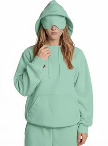 Detalle de sudadera con capucha de viaje verde menta para mujer con antifaz incorporado