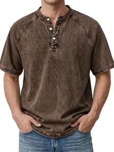 Detalle de una camiseta Henley para hombre en color marrón lavado con botones
