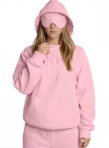 Detalle de sudadera rosa de viaje con antifaz integrado para vuelos y descanso.