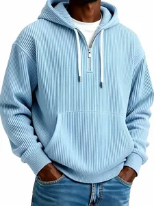 Vue détaillée d'un sweat à capuche bleu clair en velours côtelé pour homme avec zip