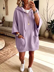 Dettaglio dell'abito con cappuccio lavanda oversize con due tasche frontali e coulisse.