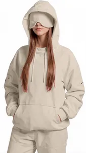 Vista detallada de la sudadera oversize para mujer con antifaz de viaje incorporado